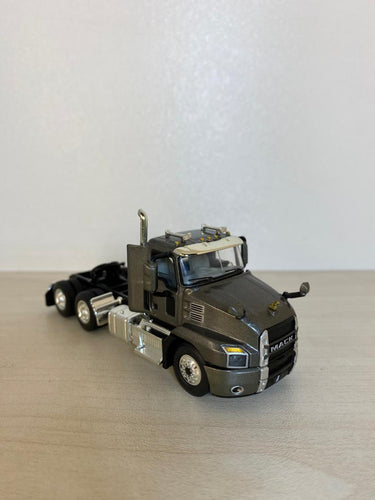 Mack Anthem Day Cab Truck Tractor 1:64 Scale